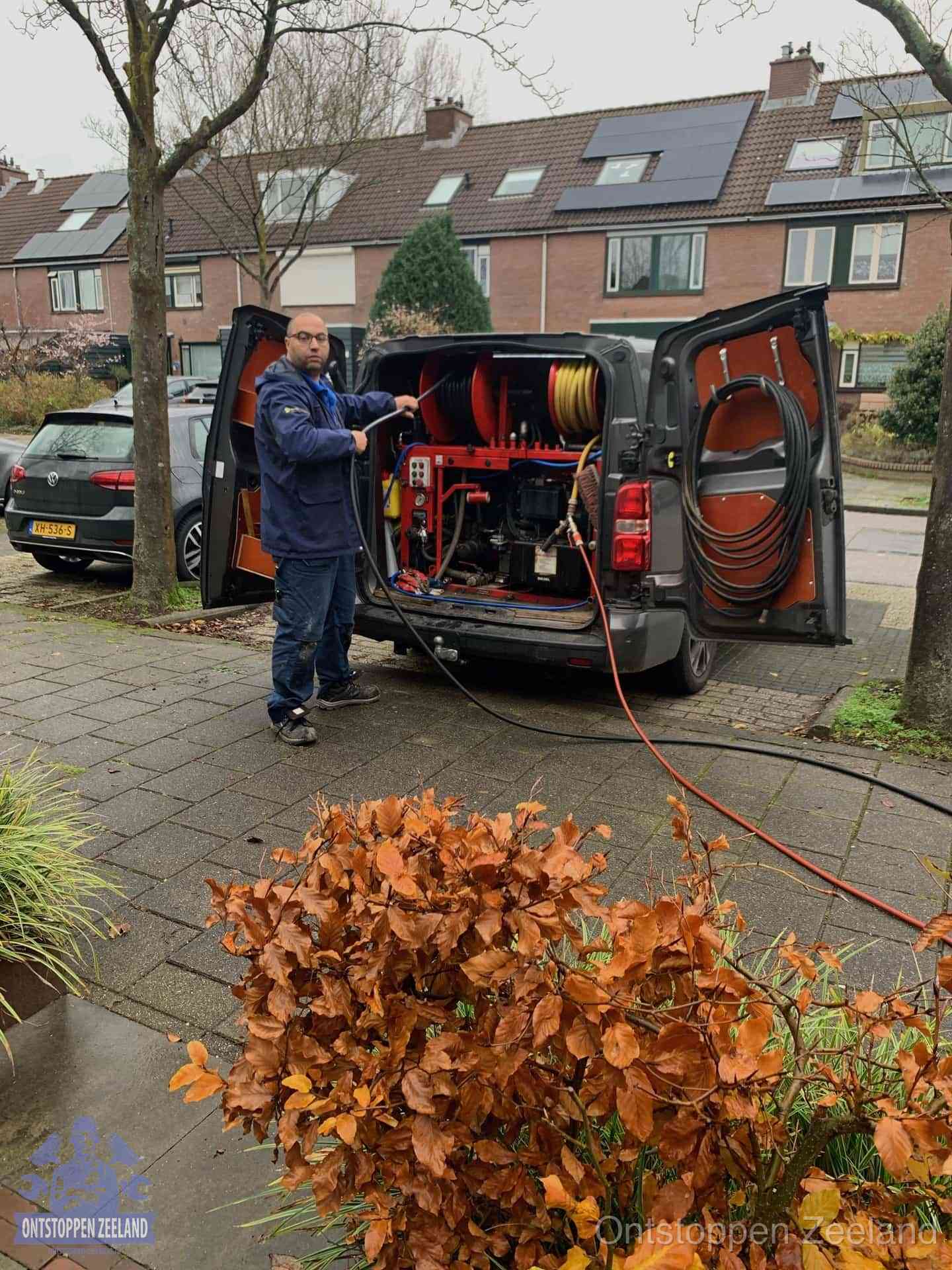 Rioolservice in de wijk in Zeeland